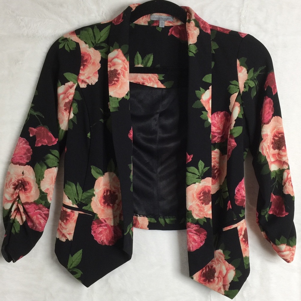 CHARLOTTE RUSSE 3/4 LENGTH FLORAL CROP BLAZER